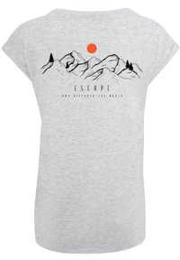 Graues T-Shirt mit kurzen Ärmeln, das ein schwarzes Bergmotiv, eine rote Sonne und den Text "ENTFLIEHEN UND DIE WELT ENTDECKEN" darunter enthält.