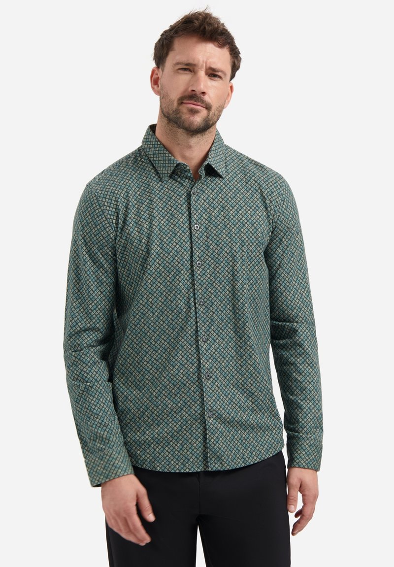 Groene geblokte button-up shirt met lange mouwen, met een geometrisch ontwerp in tinten blauw en beige, gemaakt van lichtgewicht stof.