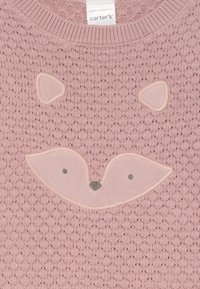 Pull en tricot rose avec un motif de renard, comprenant des embellissements texturés, y compris des oreilles et un visage, ainsi que de petites touches de gris.