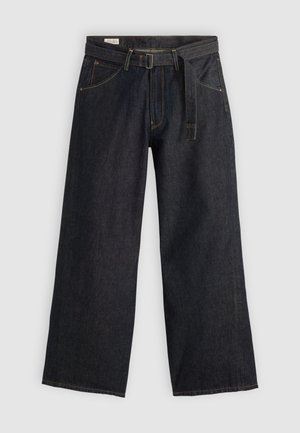 Pantalons larges en denim foncé avec taille ceinturée, dotés de poches avant et de coutures contrastantes. Texture lisse avec un design épuré.