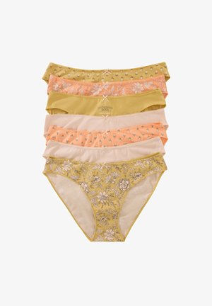 Sæt af syv kvindepanties i gul, fersken og beige, med ensfarvede, blomstrede og prikkede mønstre, lavet af blødt stof med blonder detaljer.