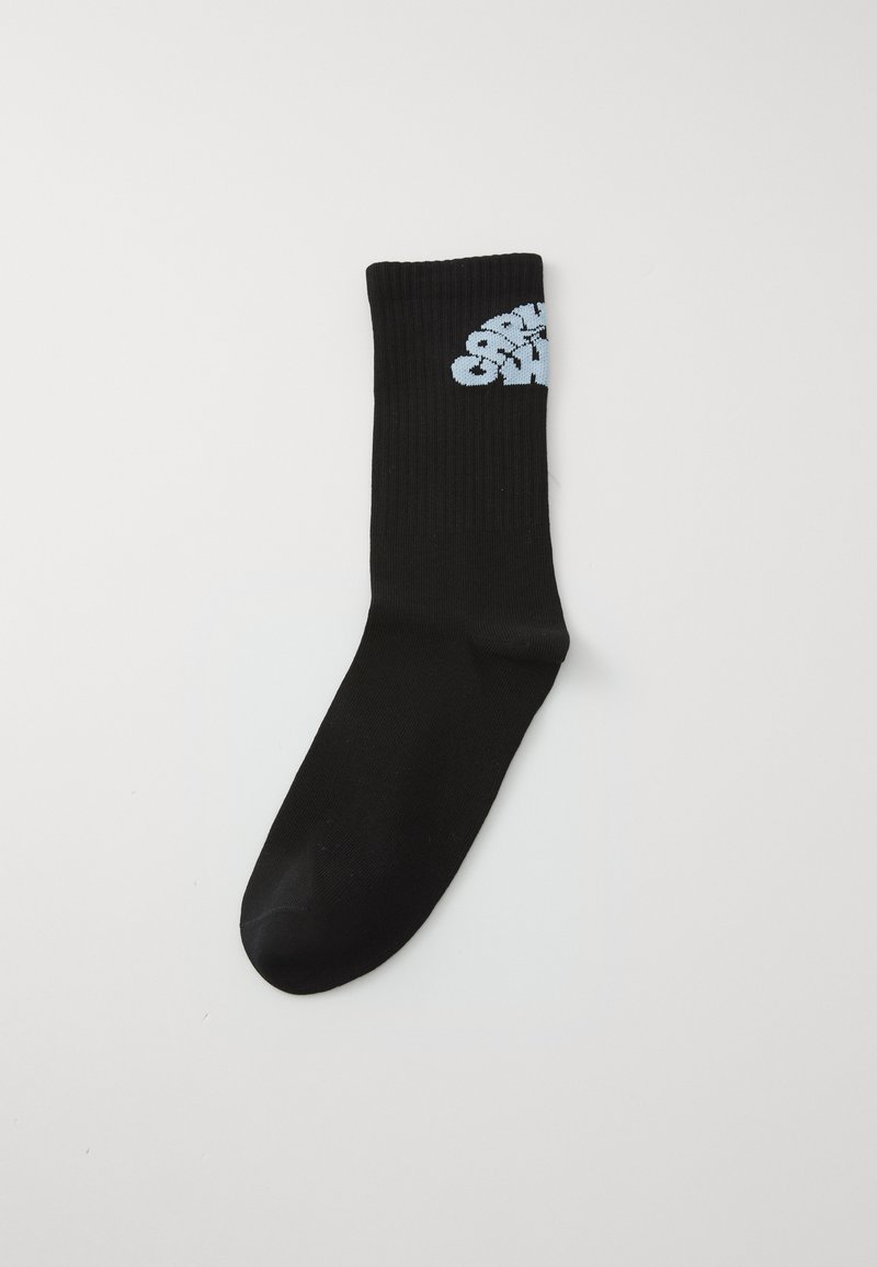 Chaussette noire jusqu'à la cheville avec texture côtelée, présentant un texte graphique bleu clair en haut. Embout arrondi et matériau extensible flexible.