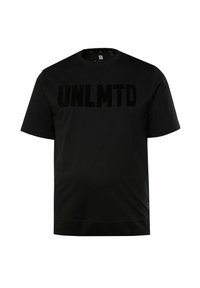 Camiseta negra de algodón con un cuello redondo clásico. Presenta un gran logo texturizado "UNLMTD" en un tono ligeramente más oscuro. Mangas cortas.