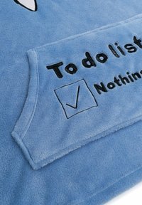 Coperta in morbido velluto blu con un design a tasca recante la scritta "Lista delle cose da fare: Niente" e un grafico a casella di controllo.
