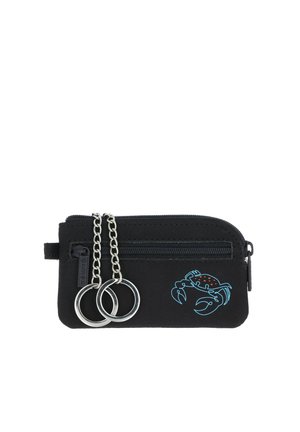 Schwarze Reißverschlusstasche mit Krebs-Motiv auf der Vorderseite, zwei an kurzen Ketten befestigte silberne Schlüsselringe.