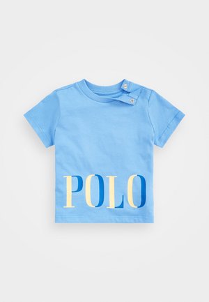 T-shirt à manches courtes bleu clair pour tout-petit avec des boutons-pression sur l'épaule et "POLO" en grandes lettres jaunes et bleues sur le devant.
