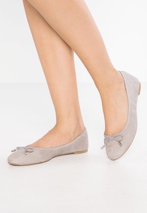 Lichtgrijze suède ballerina's met een ronde neus en een decoratieve strikdetail aan de voorkant. Beschikt over een lage hak en een soepele textuur.