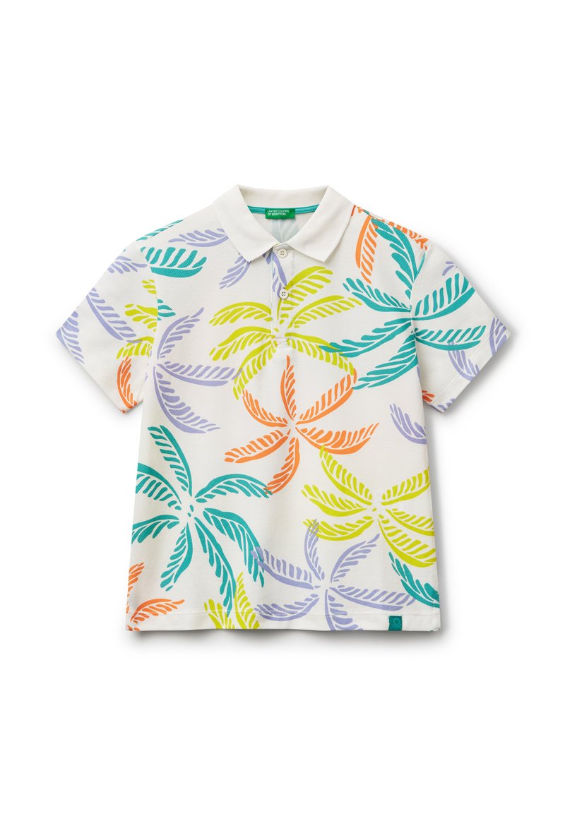 Polo de manga corta en algodón blanco con un patrón colorido de hojas de palma en verde azulado, naranja, amarillo y morado. Presenta un cuello clásico y botones.