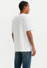 Levi's® RELAXED FIT - Camiseta estampada - original white