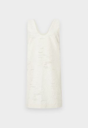 Weißes ärmelloses Kleid mit U-förmigem Ausschnitt, das eine strukturierte Oberfläche mit feinen, unregelmäßigen Mustern aufweist. Glattes Material, knielang.