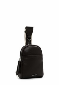 Borsa in pelle nera con forma arrotondata, superficie testurizzata, tasca frontale con zip e tracolla a strisce attaccata. Accessori in metallo argentato.