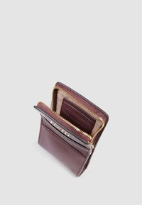 Portafoglio in pelle borgogna con zip dorata, numerosi scomparti per carte e una finitura testurizzata. Vista aperta che mostra un interno ben organizzato.