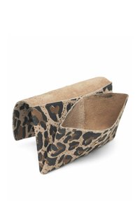 Leopardprint onderzetter van zacht suede met een beige basis, voorzien van een ingewikkeld patroon van donkerbruine vlekken en een gebogen ontwerp.