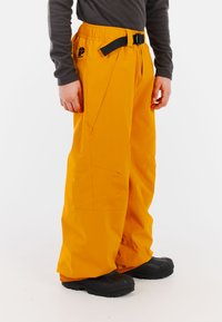 Heldere gele, waterdichte broek met een relaxte pasvorm, elastische tailleband en verstelbare riem. Voorzien van zakken en versterkte zomen.