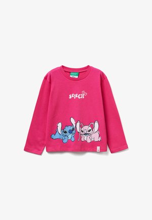 Camisa de algodón de manga larga rosa con una gráfica de dos personajes de dibujos animados, uno azul y uno rosa, con el texto "stitch" arriba de ellos.