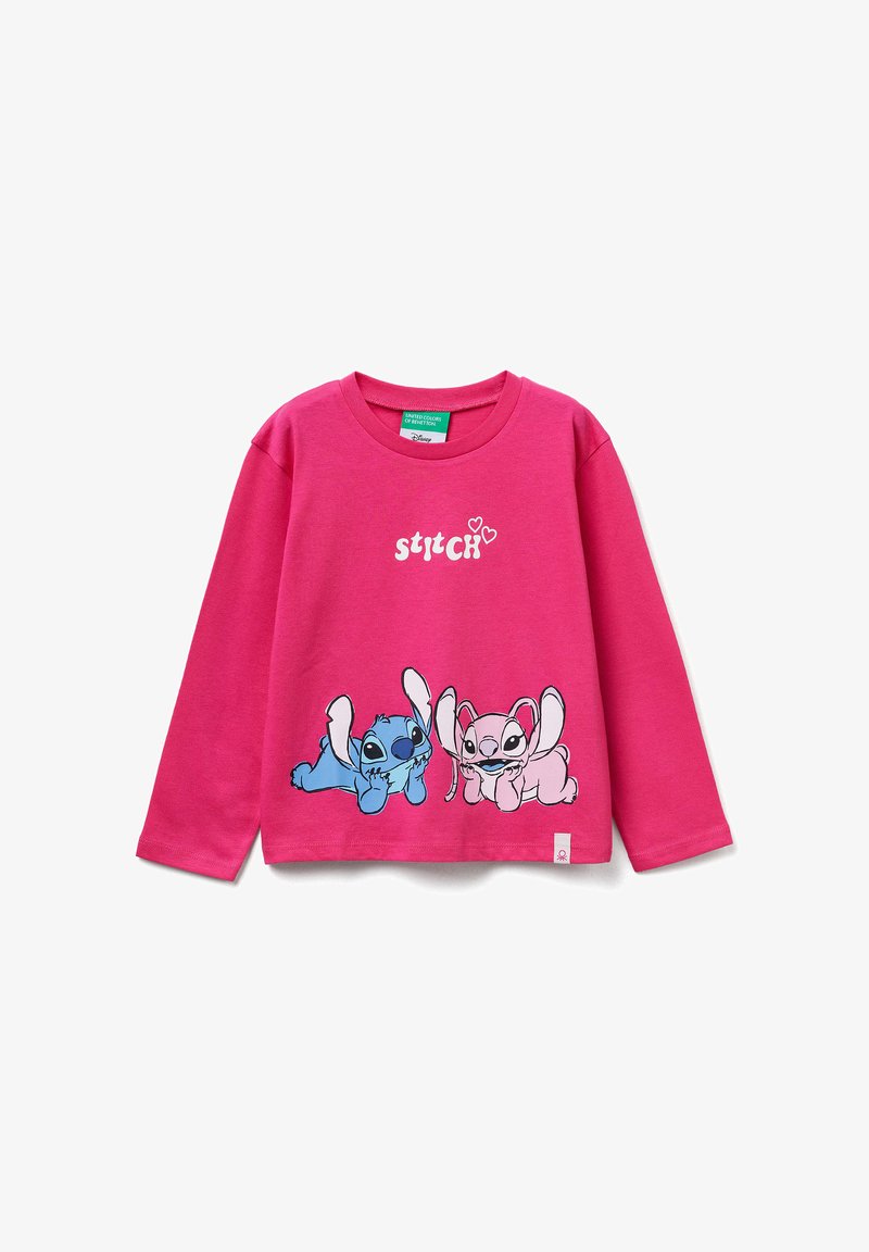Růžová bavlněná košile s dlouhým rukávem, na které je grafika dvou kreslených postaviček, jedna modrá a jedna růžová, s textem "stitch" nad nimi.