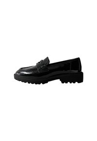Mocassin en cuir verni noir avec un bout arrondi, bande frontale surélevée et semelle en caoutchouc texturée avec des stries pour une meilleure adhérence.