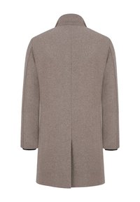 Brązowy płaszcz z mieszanki wełny, o prostym kroju, lekko oversize'owym fasonie i minimalnych detalach. Posiada wysoki kołnierz i szerokie rękawy.