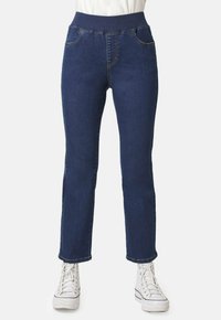 Jeans de mezclilla con una cinturilla elástica alta, en azul oscuro. Cuenta con dos bolsillos frontales y un diseño de pierna recta con un dobladillo ligeramente marcado.