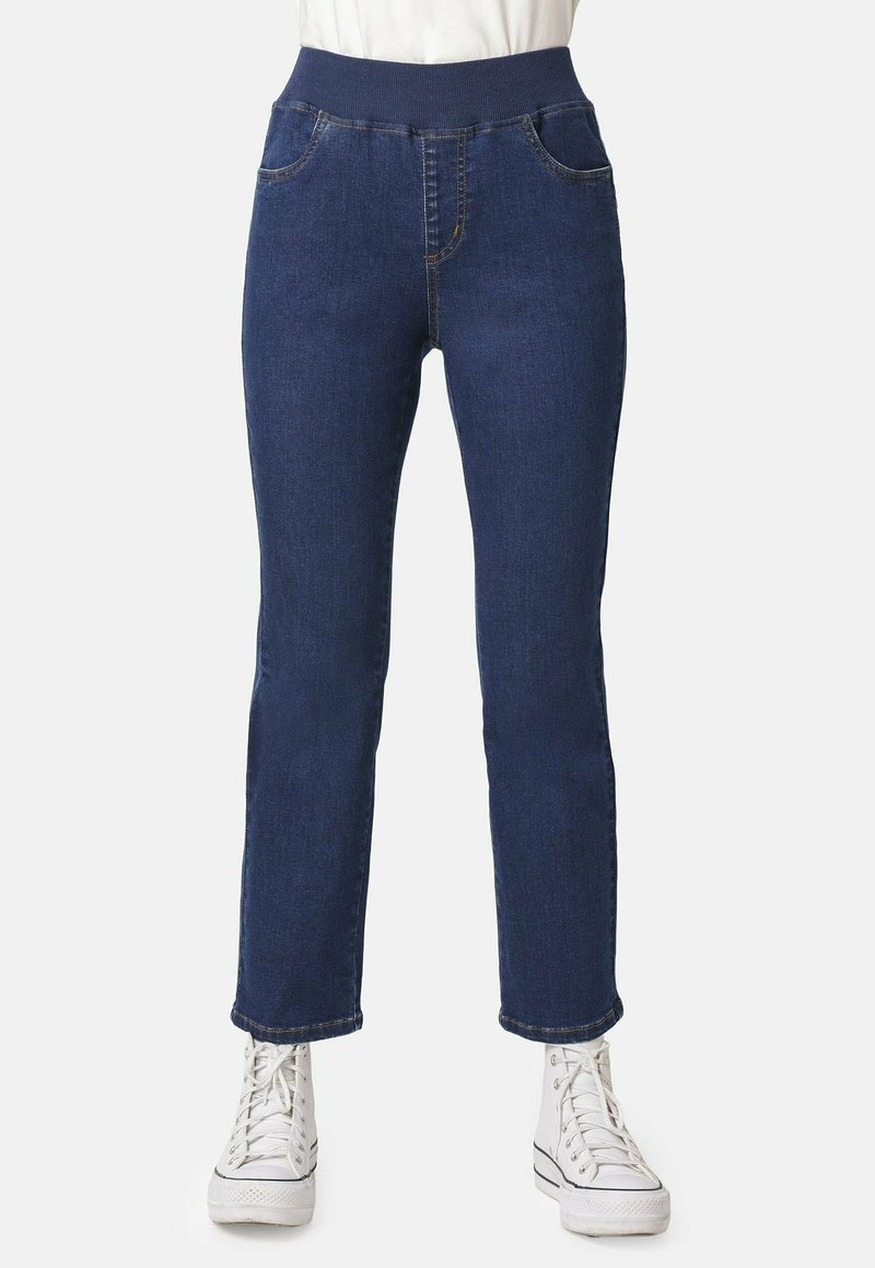 Jeans de mezclilla con una cinturilla elástica alta, en azul oscuro. Cuenta con dos bolsillos frontales y un diseño de pierna recta con un dobladillo ligeramente marcado.