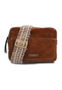 Borsa a tracolla in suede marrone con una tracolla beige testurizzata, hardware dorato e un'etichetta in pelle marrone. Forma rettangolare con cuciture a contrasto.