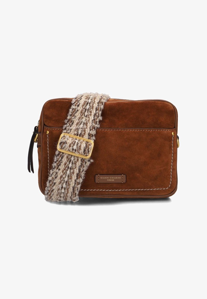 Borsa a tracolla in suede marrone con una tracolla beige testurizzata, hardware dorato e un'etichetta in pelle marrone. Forma rettangolare con cuciture a contrasto.