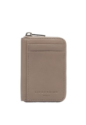 Petit portefeuille en cuir beige avec une finition texturée, comprenant trois emplacements pour cartes et une poche zippée, avec un marquage en relief à l'avant.