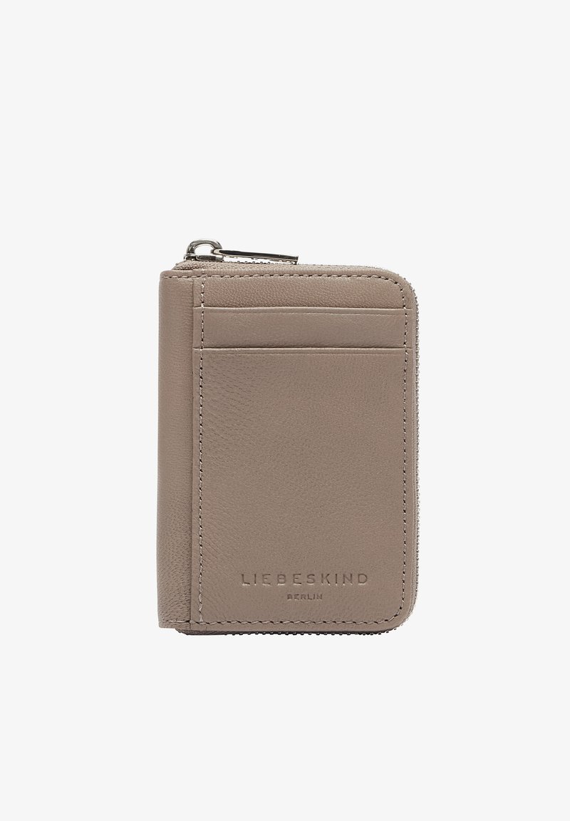 Piccolo portafoglio in pelle beige con finitura texturizzata, dotato di tre slot per carte e una tasca con zip, con logo stampato sul fronte.