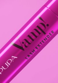 Tubo metallico rosa con testo nero audace che recita "Vamp! LASH EXTENDER" con una finitura liscia e lucida.