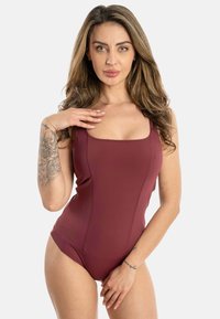 Maillot de bain une pièce rouge avec un décolleté carré, texture lisse et détails de couture. Doté de fines bretelles et d'une silhouette ajustée.