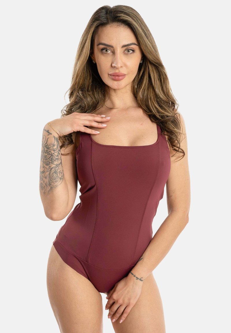 Maillot de bain une pièce rouge avec un décolleté carré, texture lisse et détails de couture. Doté de fines bretelles et d'une silhouette ajustée.