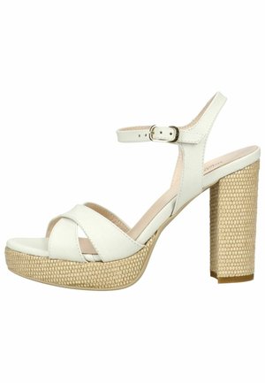 Sandale blanche à talon haut avec plateforme tissée et talon bloc, équipée d'une bride de cheville avec boucle en métal et de brides croisées à l'avant.