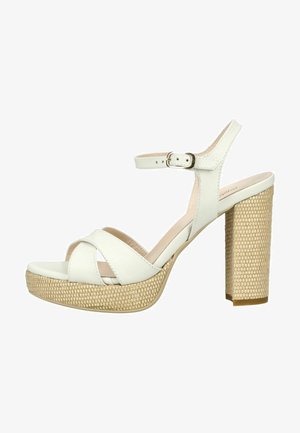 Sandale blanche à talon haut avec plateforme tissée et talon bloc, équipée d'une bride de cheville avec boucle en métal et de brides croisées à l'avant.