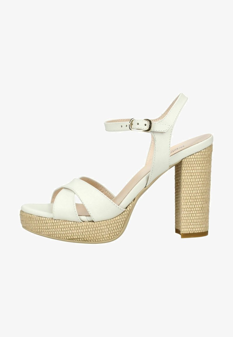 Sandale blanche à talon haut avec plateforme tissée et talon bloc, équipée d'une bride de cheville avec boucle en métal et de brides croisées à l'avant.
