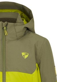 Veste technique avec une capuche ajustée, blocs de couleur verte et jaune vif, fermeture éclair à l'avant avec des tirettes jaunes, et un logo sur la poitrine.