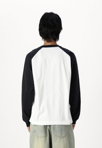 Hollister Co. BOXY - Majica z dolgimi rokavi - brilliant white/black beauty