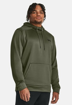 Sudadera color verde oliva hecha de un material suave, con capucha ajustable, bolsillo frontal y un sutil logo negro en el pecho.