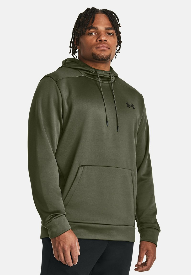 Olivengrøn hoodie lavet af glat materiale, med snore i hætten, frontlomme og subtil sort logo på brystet.