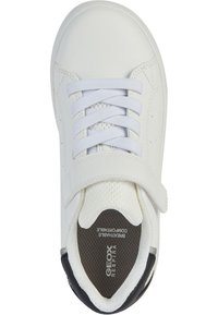 Sneaker bianco con esterno in pelle liscia, lacci in tessuto e una fascetta in Velcro. Presenta una fodera in rete traspirante e un accento nero sul tallone.