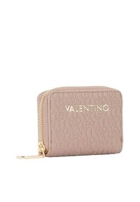 Cartera texturizada rosa con cremallera y logo dorados. Presenta un patrón en relieve con el nombre de la marca. Forma rectangular compacta con perfil delgado.