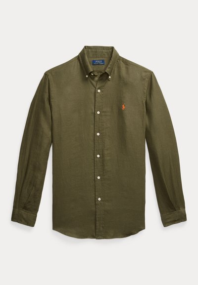 Olivovo zelená ľanová košeľa na zapínanie na gombíky s klasickým golierom, dlhými rukávmi a malým vyšívaným logom na ľavej strane hrude.