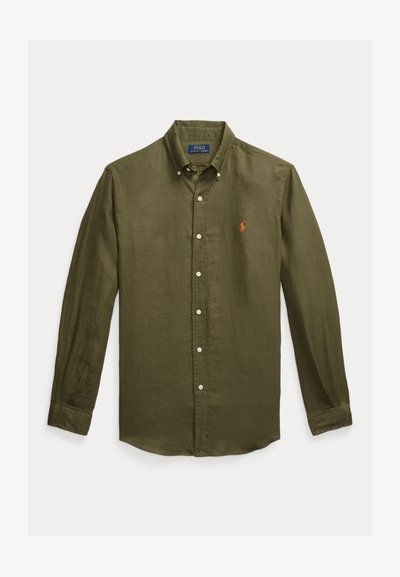 Olivengrønn lin skjorte med knapper, klassisk krage, lange ermer og en liten brodert logo på venstre bryst.