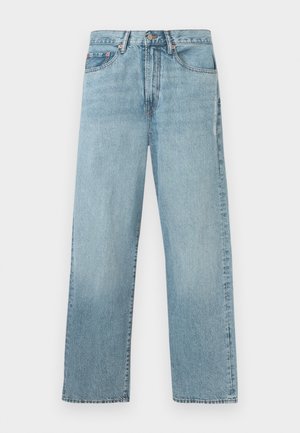 Világoskék egyenes szárú farmernadrág öt zsebbel és gombos derékzárral.