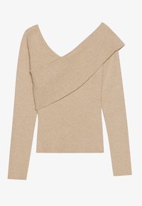 Hiekanvärinen olkapäät paljastava pitkähihainen ribbineulospaita, jossa on rintakehän yli laskeutuva laskostettu paneeli, istuva malli ja pehmeä rakenne.