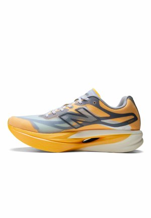 Gul og grå New Balance løbesko med tyk polstret sål og sort logo på siden, vist i sideprofil på hvid baggrund.