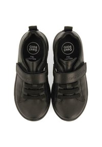 Zapatillas de cuero negro con un acabado suave, presentan correas ajustables, paneles laterales texturizados y interiores acolchados para mayor comodidad.