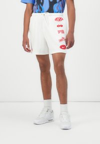 Nike Sportswear - CLUB FLOW CYCLE - Tracksuit bottoms - white/university red Thumbnail Image 1