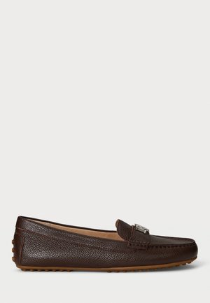 Mocassin en cuir marron foncé avec bout arrondi, couture mocassin, semelle en caoutchouc cloutée et détail de boucle métallique sur le dessus.