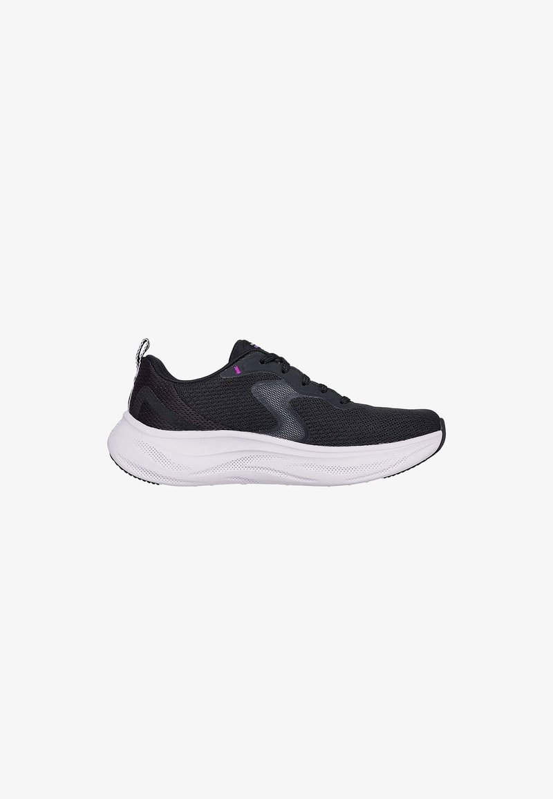 Baskets de sport en mesh noir avec lacets noirs, accents de logo violet, semelle épaisse blanche et languette à l'arrière, sur fond blanc.