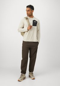 Jack Wolfskin PRELIGHT TRAIL CREW  - Top dugih rukava - pale sand